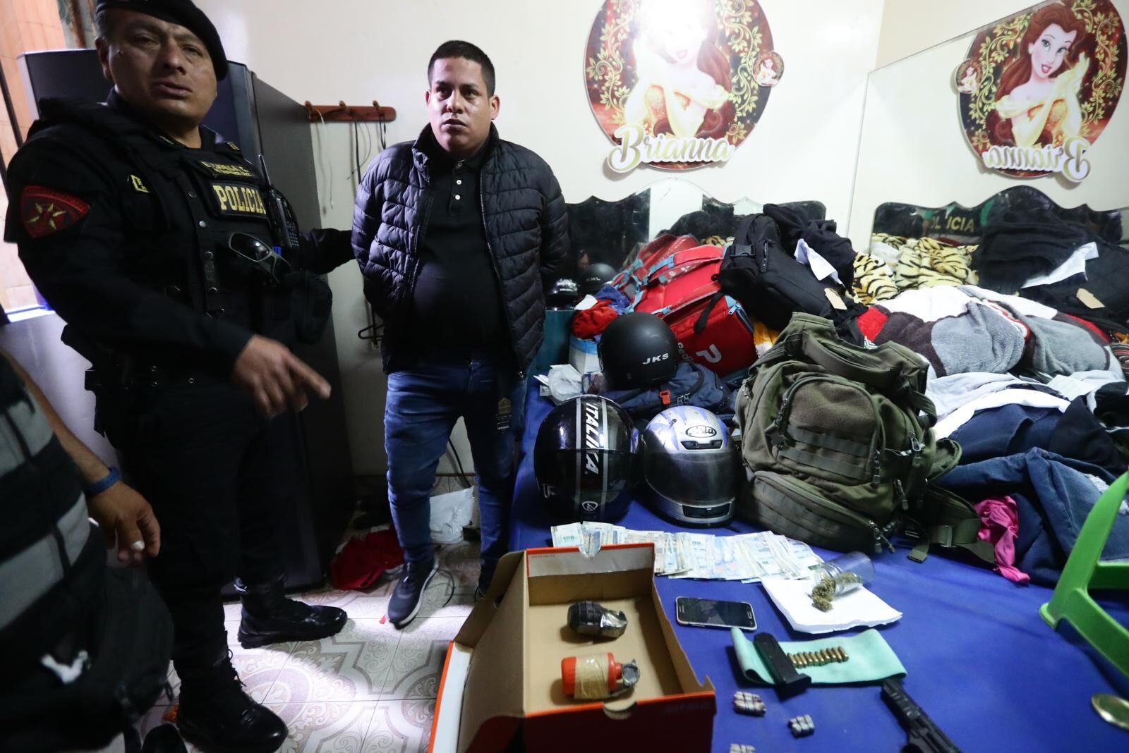 Sujeto fue intervenido en el cuarto donde se hospedaba. Allí había dos granadas de guerra y un revólver. | Foto: Jesús Saucedo / Diario Trome