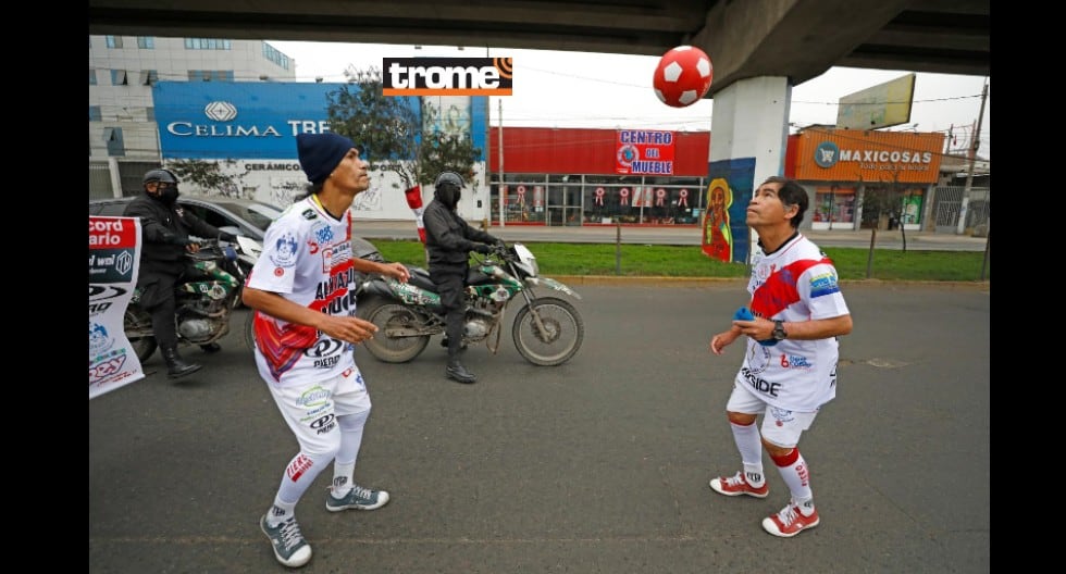 Hermanos Patadita logran récord de más de 11 mil cabecitas sin dejar caer el balón. (Trome / César Bueno)