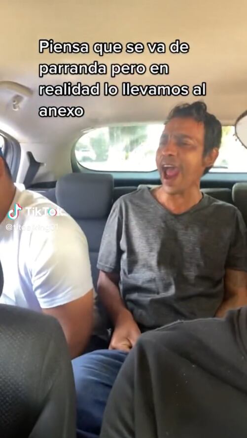 Un grupo de amigos decidió ayudar al hombre con su problema de alcoholismo, por lo que decidieron engañarlo para llevarlo a un anexo. (Tiktok: @
titoelking01)