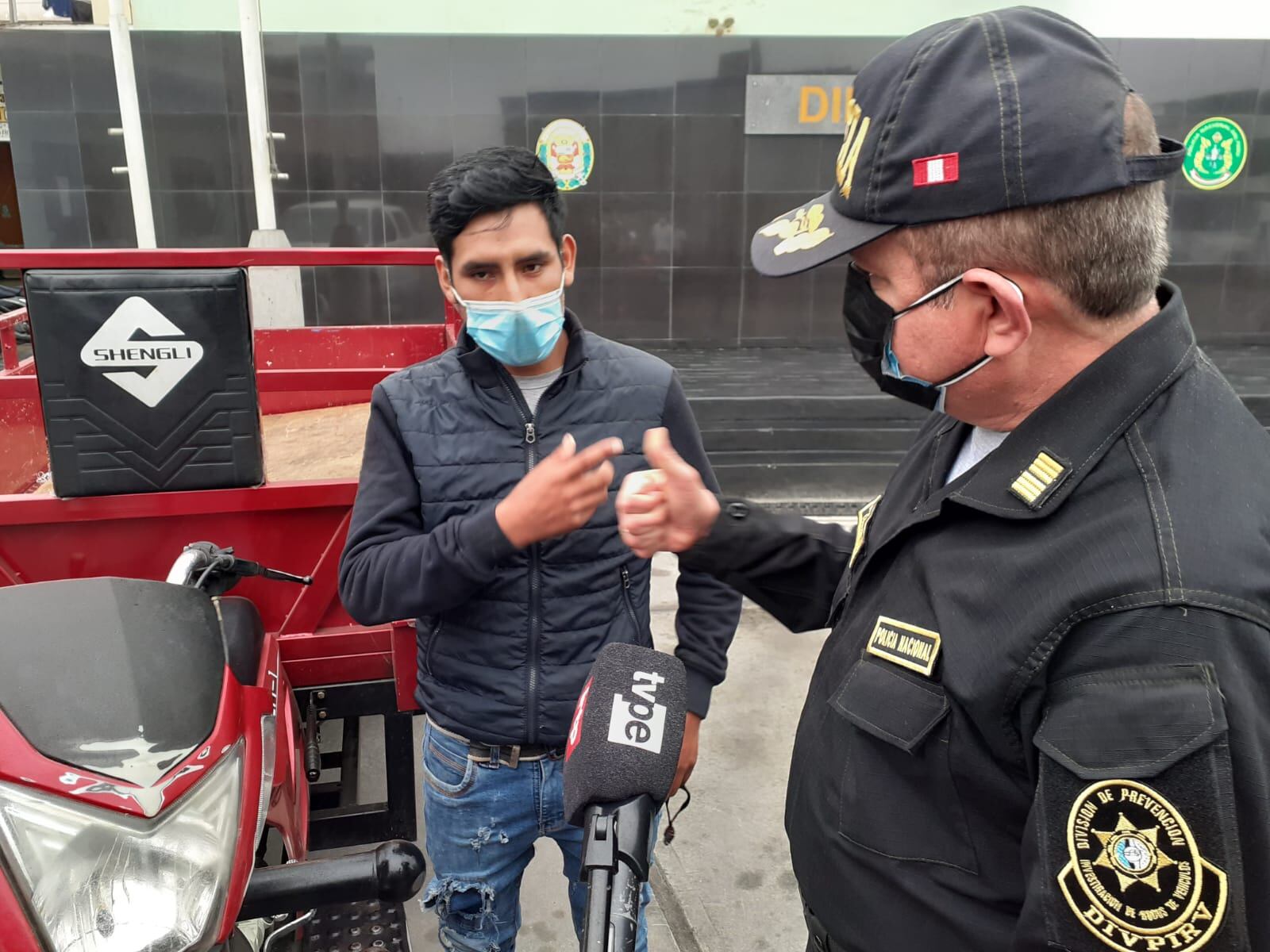 Policías de Diprove intervinieron al venezolano José Amador Robles Gonzales (24), presunto integrante de la banda ‘los chamos de Santa Anita’, por intentar vender un motocarga que fue robada por su compatriota a un joven estibador del mercado de frutas.