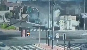 ¡Pánico en la avenida Faucett! Poste de luz cae en pleno cruce con av. Argentina y peatones salvan de morir |VIDEO