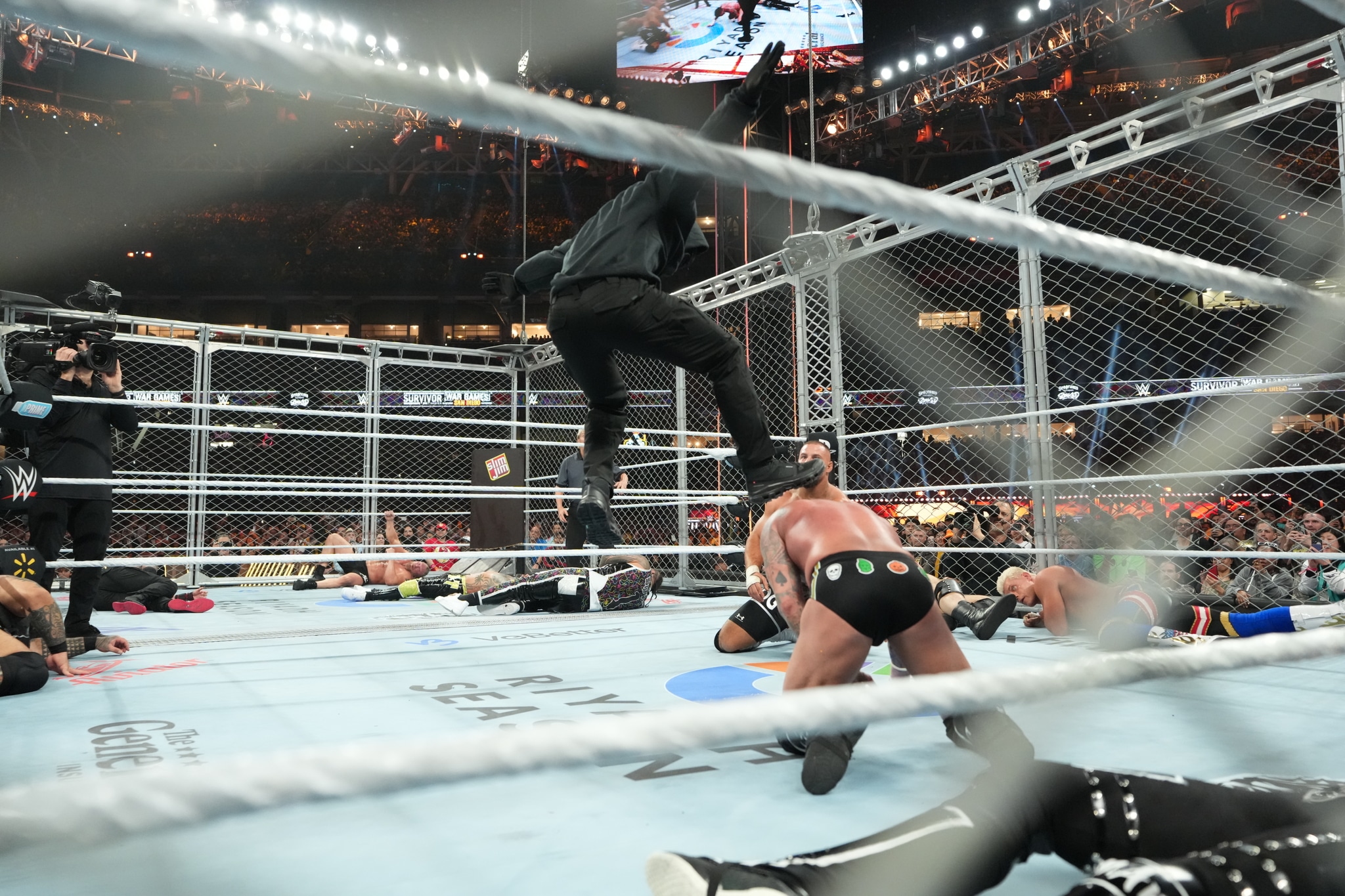 Misterioso personaje inclinó la balanza hacia los rudos. (WWE Corp)