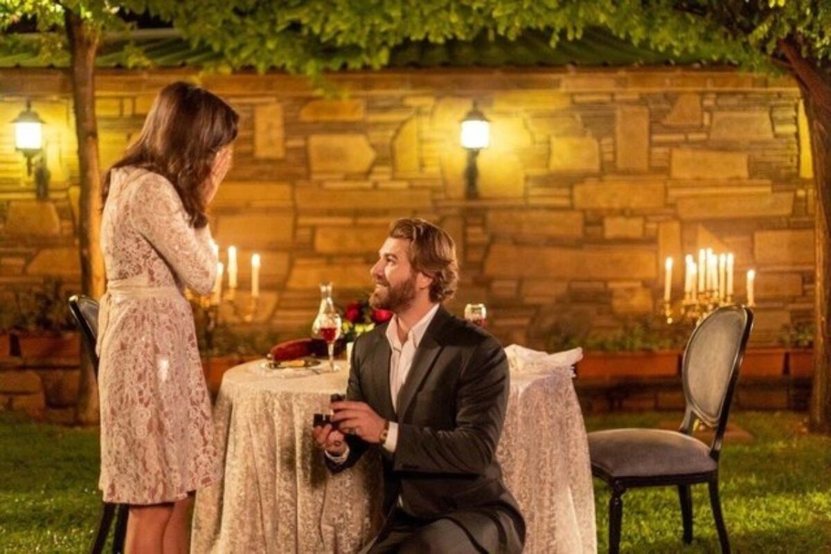 Fikret, de traje, arrodillado con un anillo junto a Zeynep (Foto: Tims & B Productions)