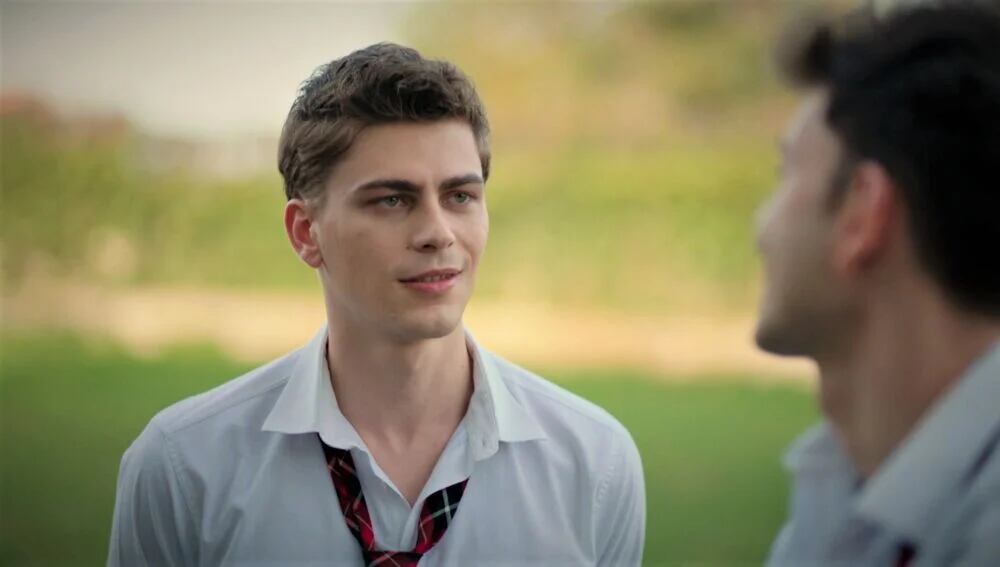 Emir le pide a las chicas que sean sus “esclavas” en la telenovela turca "Hermanos" (Foto: NG Medya)