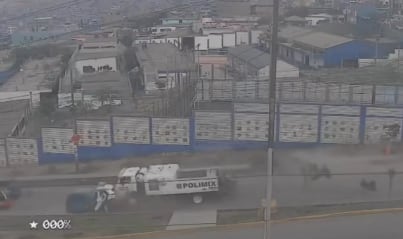 Camión impactó con varios vehículos, muestran las imágenes de las cámaras de seguridad. Foto: captura