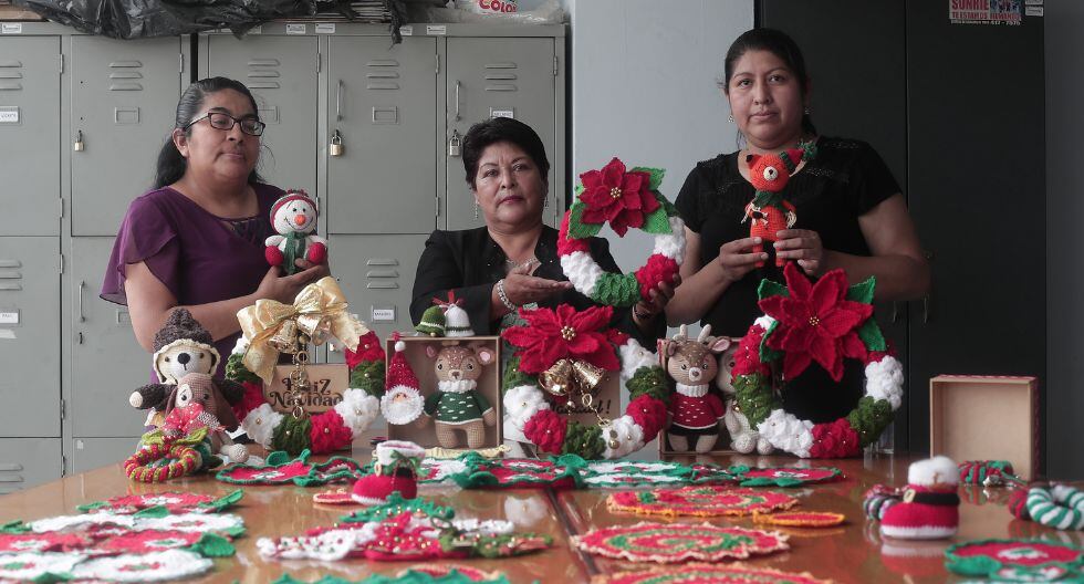 Desde el 2019, la señora Victoria viene enseñando gratuitamente en el Centro Cultural de Ate y, hace unos dos meses, recién ha empezado con las clases presenciales. Foto: Trome.