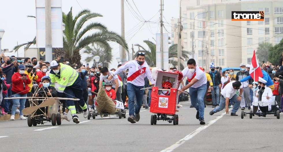Carrera de 'carros locos' tuvo creativos diseños usando materiales reciclados en San Miguel. (Trome / Isabel Medina)