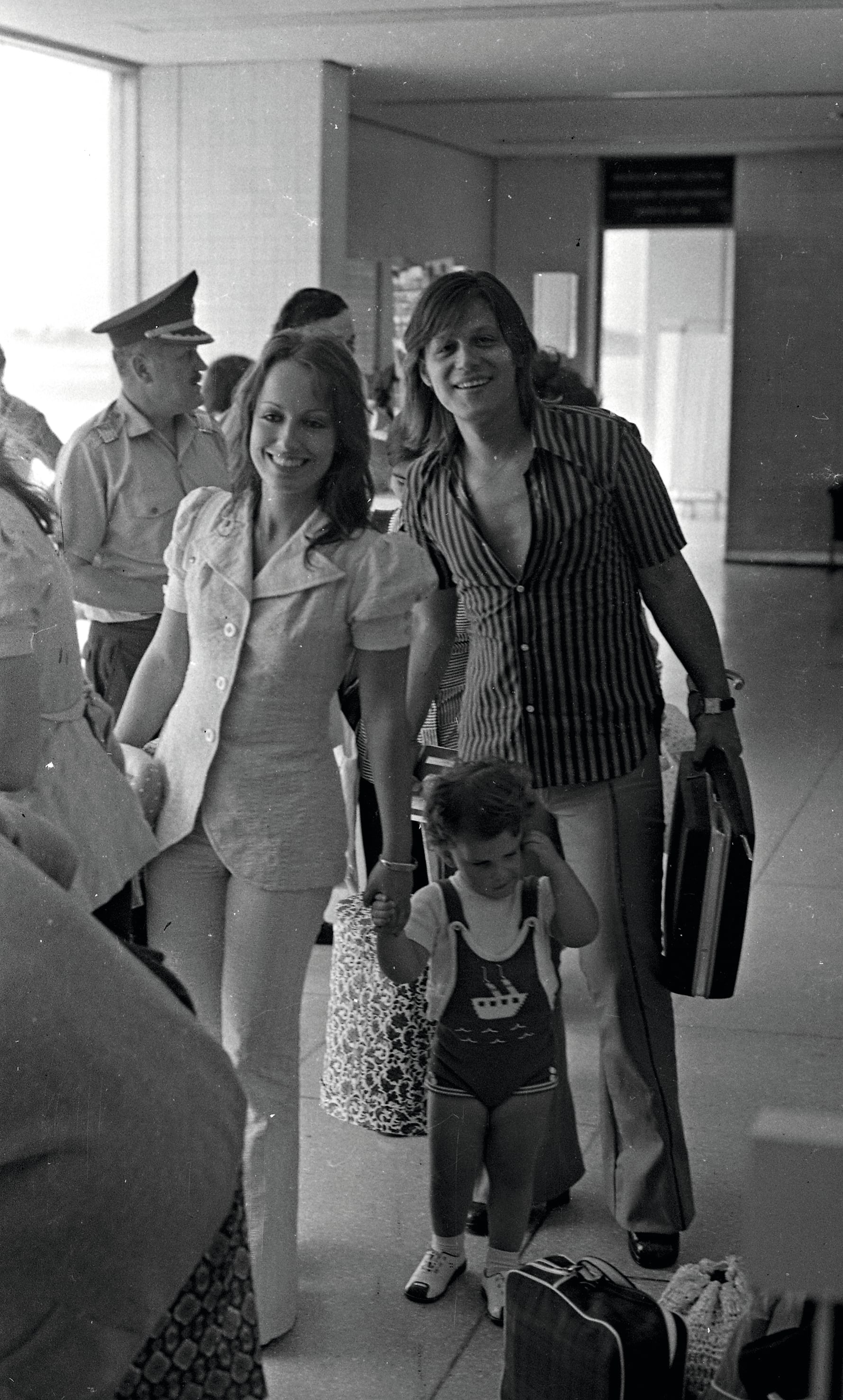 LIMA, 18 DE DICIEMBRE DE 1972
ACTRIZ REGINA ALCOVER CON EL CANTANTE JOE DANOVA Y SU HIJO GIANMARCO ZIGNAGO EN EL AEROPUERTO JORGE CHAVEZ.
FOTO: EL COMERCIO