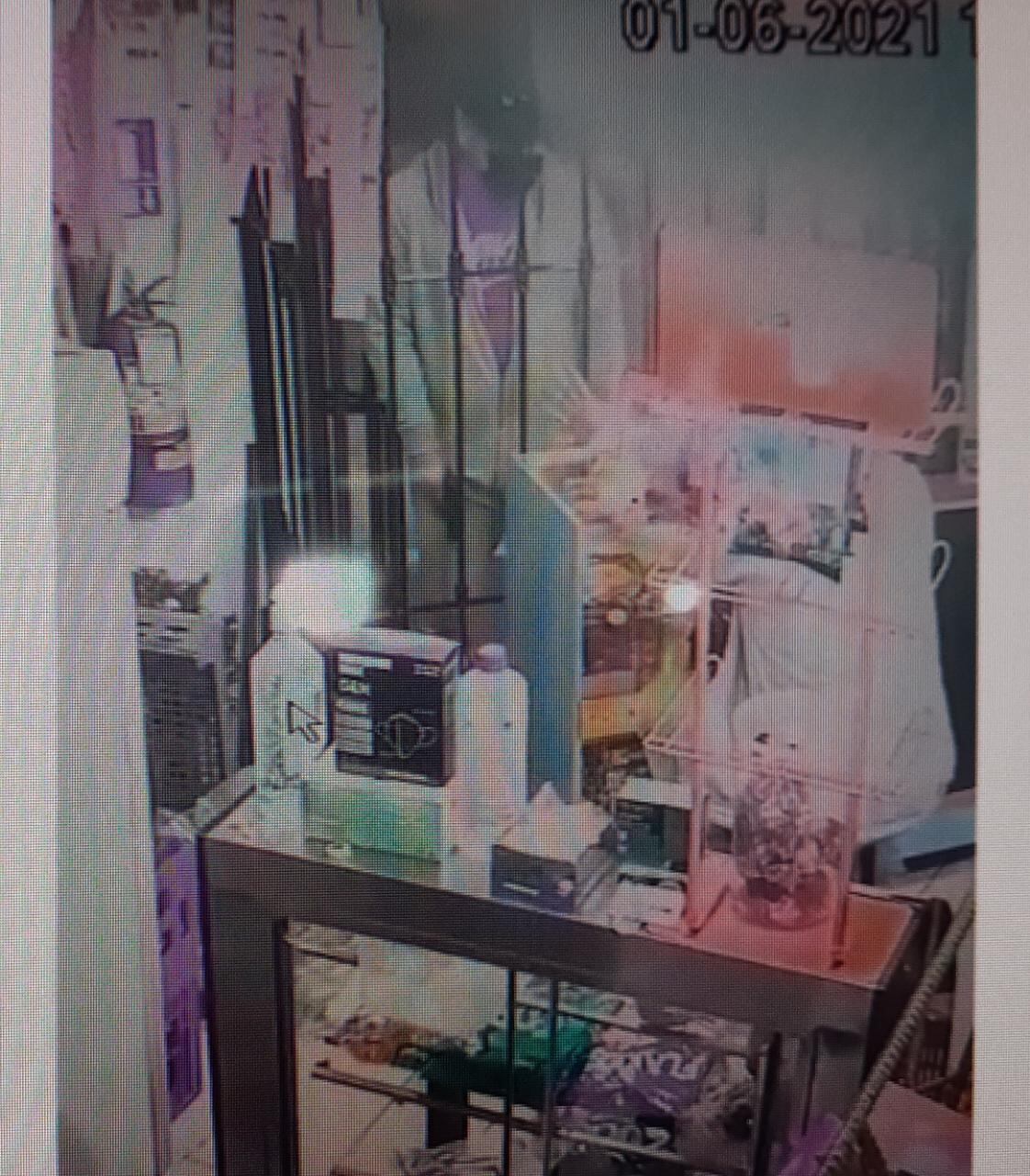 En menos de 15 segundos, un feroz delincuente ‘Gordo Porky’, de 1.80 cm de estatura y que pesa más de 100 kilos, encañonó al dueño de una bodeguita para robarle, en La Perla.