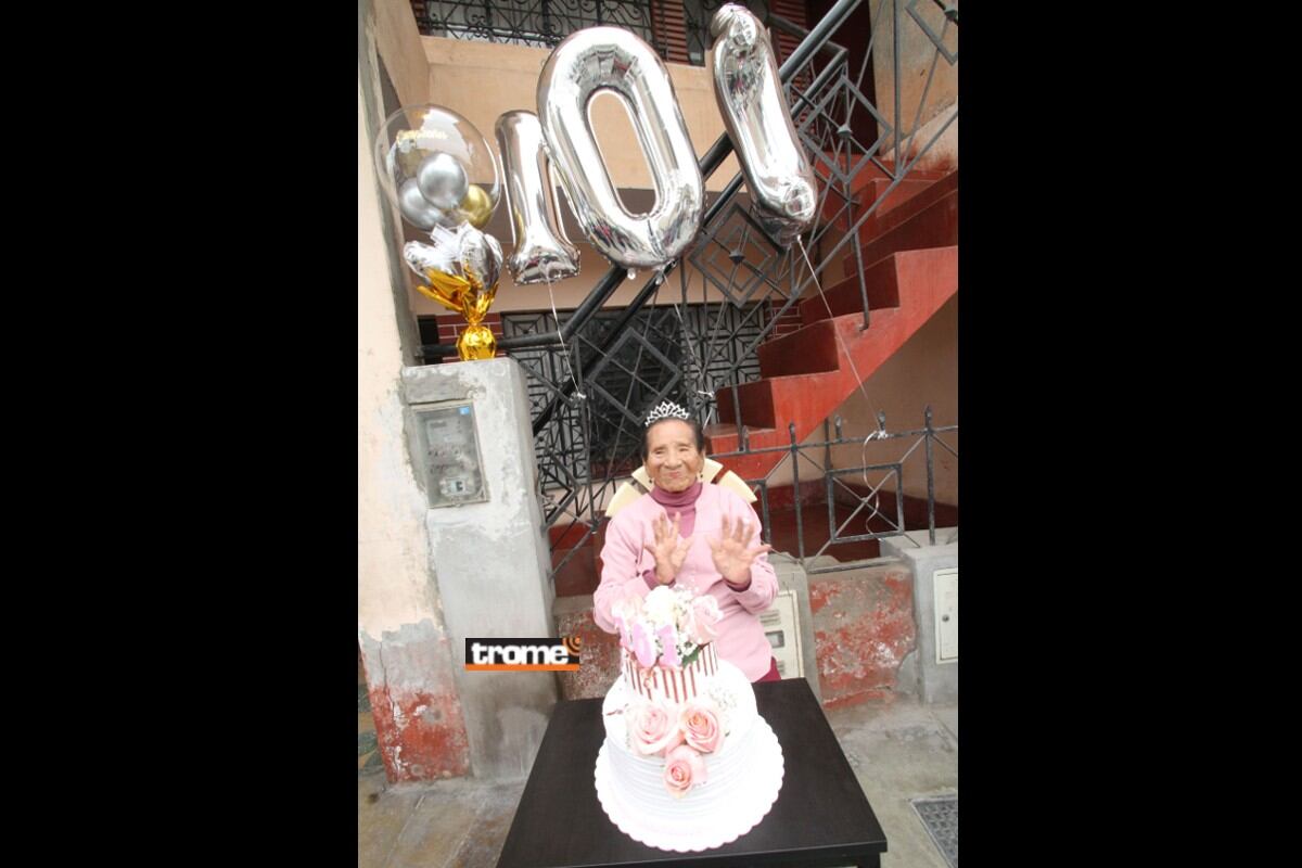 Doña Lidia Platero cumplió 101 años. Encantadora abuelita celebró con su familia y 'Las Mañanitas'. (Entrevista: Isabel Medina / Fotos: Alan Ramírez / Trome)
