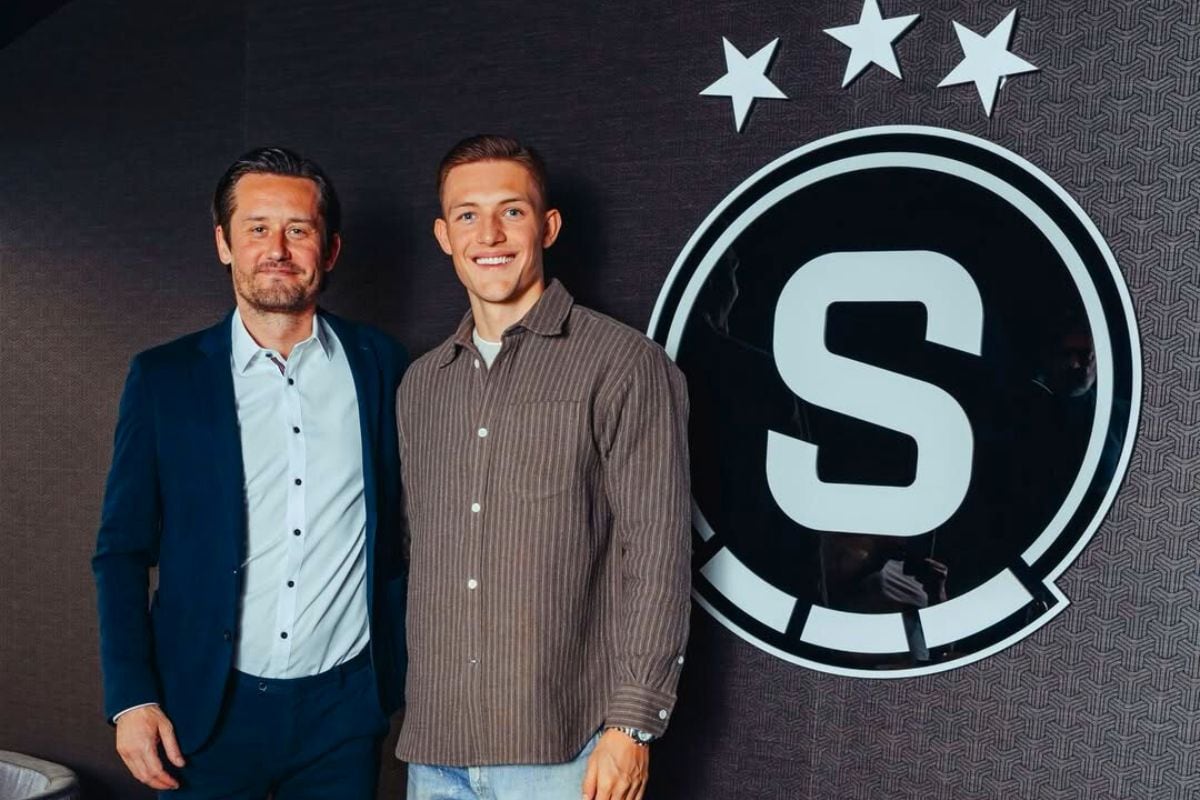 Oliver Sonne junto a director deportivo Tomas Rosicky (Foto: @acsparta_cz)