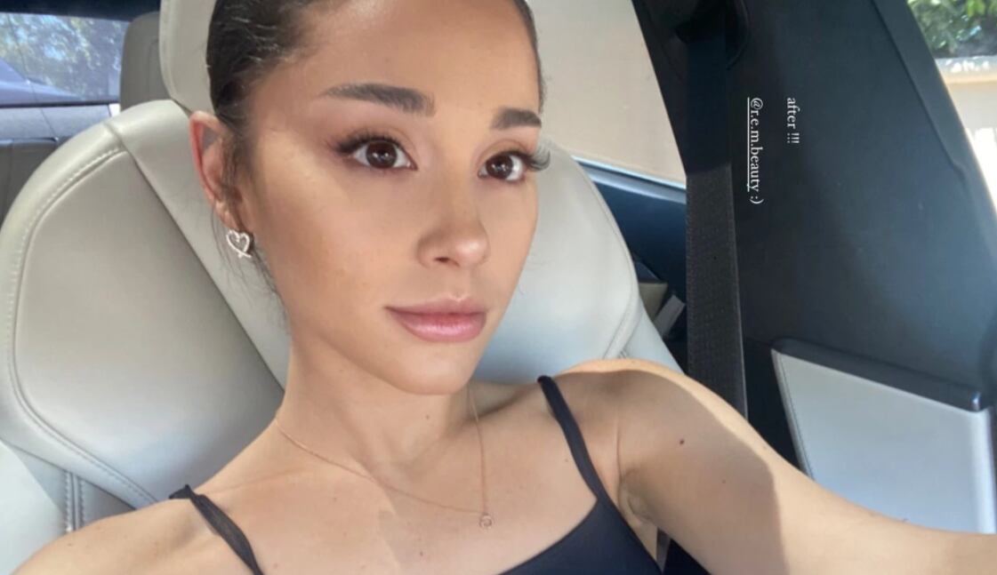 Ariana Grande mostró cómo lucía después de maquillarse. (Foto: @arianagrande / Instagram)