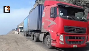 ¡Tragedia en Arequipa! Conductor de camión muere por bloqueos de mineros tras caer en acantilado en la Panamericana Sur