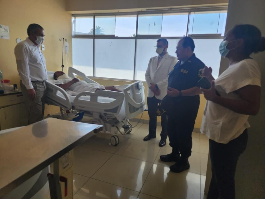 El ministro del Interior, Vicente Romero, visitó al ST3 PNP Jhoao Jolkeda, quien se encuentra estable y en observación en el Hospital Central PNP.
