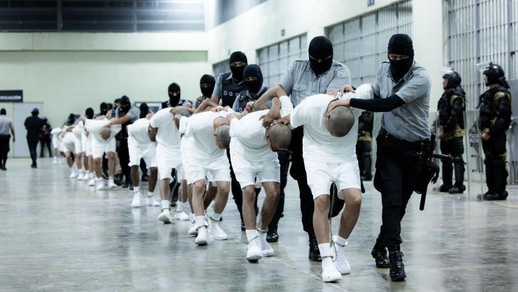 Más de 200 migrantes venezolanos fueron deportados a la megacárcel de El Salvador el 15 de marzo.