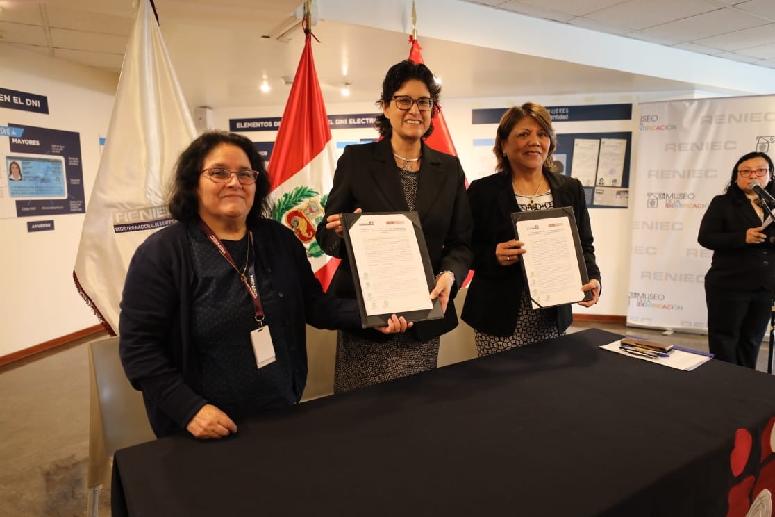 Carmen Velarde Koechlin, jefa nacional del Reniec; y María Isabel Jhong Guerrero, directora ejecutiva de Inabif, firmaron convenio institucional por la orfandad.