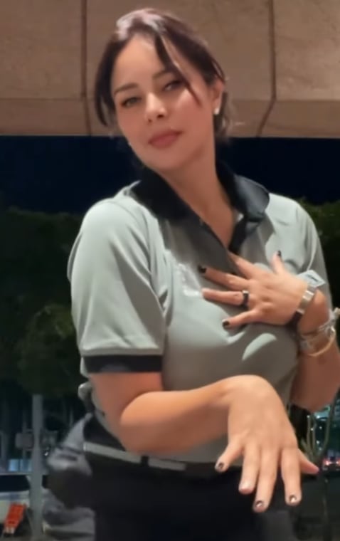 Maricielo Effio se muestra con uniforme trabajando en Miami.