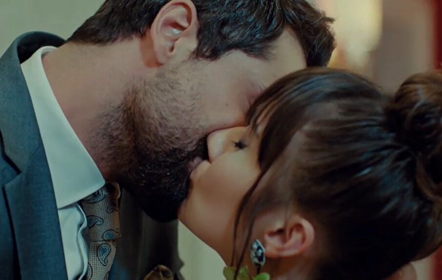 Alihan y Zeynep se dan un gran beso (Foto: Med Yapim)