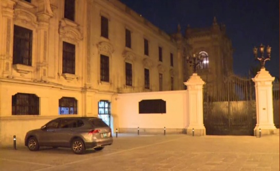 Ministros llegaron hasta Palacio de Gobierno, tras el allanamiento de la casa de presidenta Dina Boluarte. (Captura América)