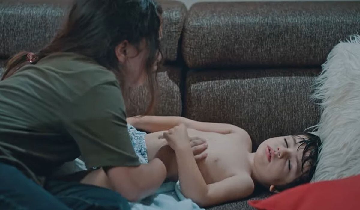 En "Una casa para Azul" vemos al pequeño Dodo muy mal luego de ser llevado a la vivienda de sus futuros padres (Foto: MF Yapim / Medyapim)