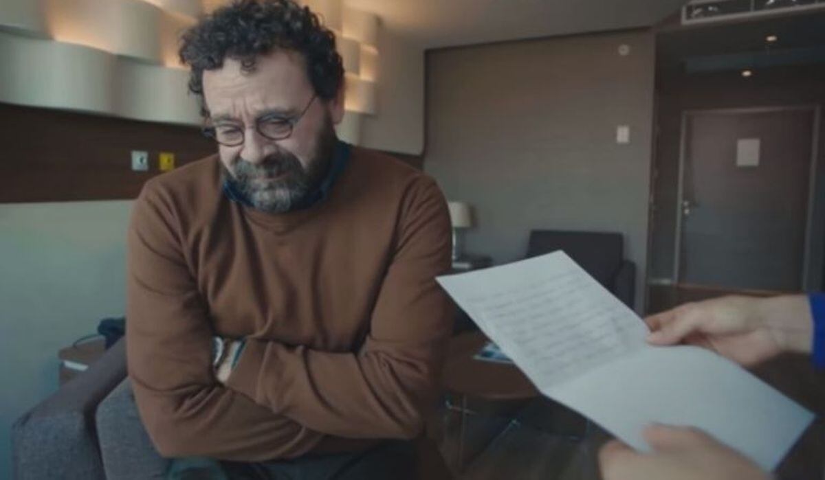 El desconsuelo de Adil tras encontrar la carta de su hija (Foto: Medyapım / MF Yapım)