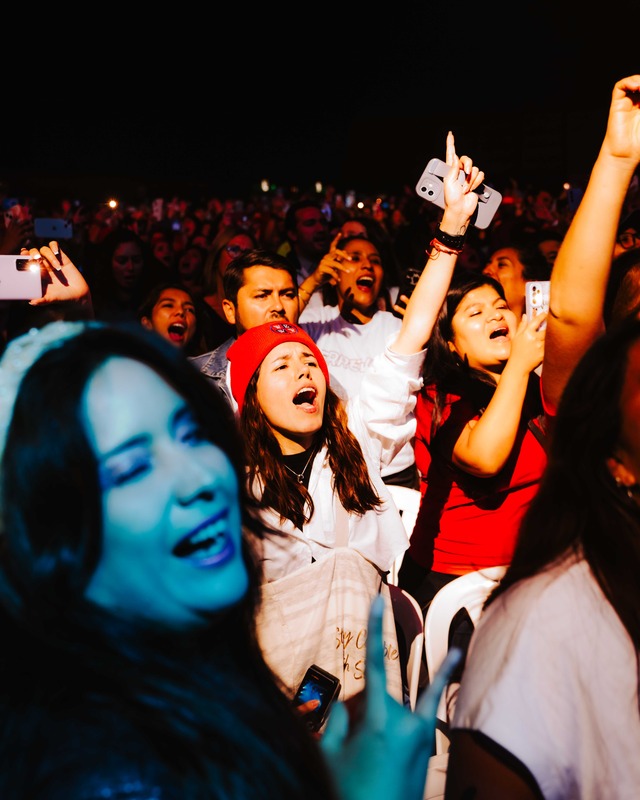 Fans de Erreway cantado a viva voz los temas de la banda argentina./ Foto: Masterlive.