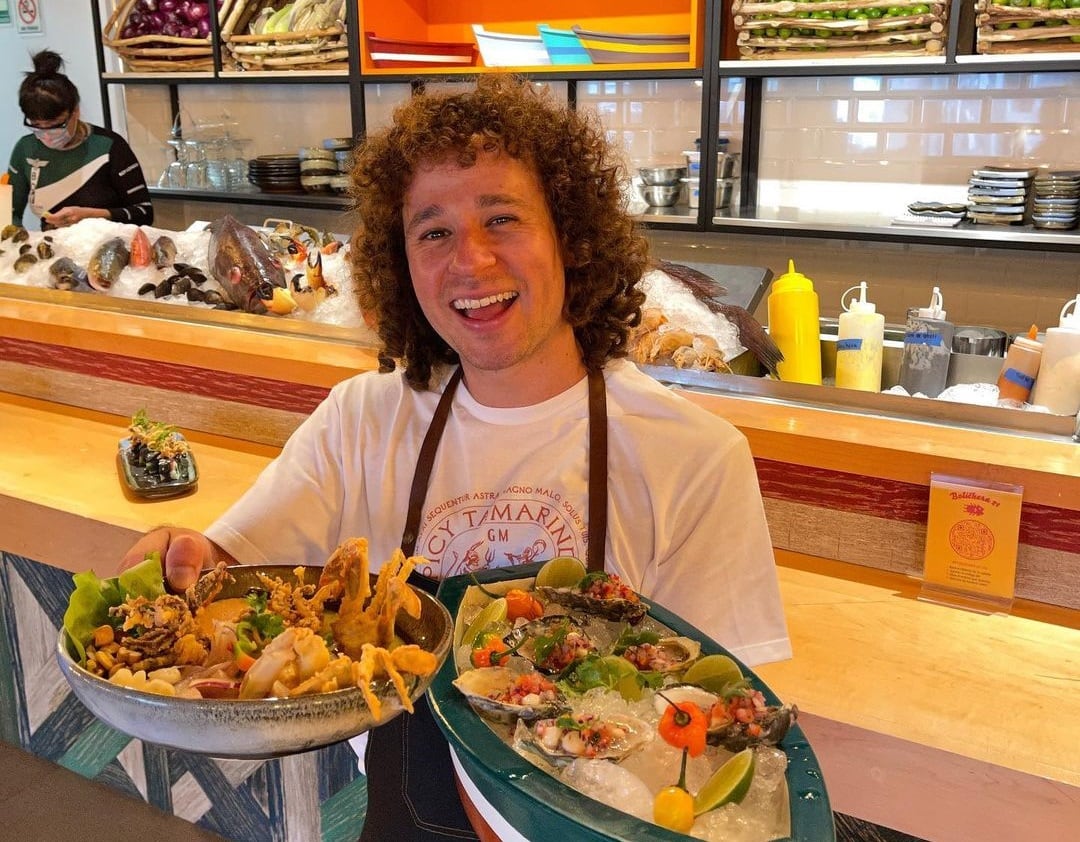 El chef peruano Ronal Bautista y el influencer mexicano, Luisito Comunica se unieron para abrir el restaurante 'Bolichera 21' . (Foto: Instagram @luisitocomunica)