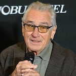 De Niro apaga 83 velitas