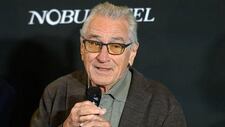 De Niro apaga 83 velitas