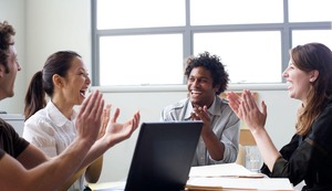 Con la plata baila el mono