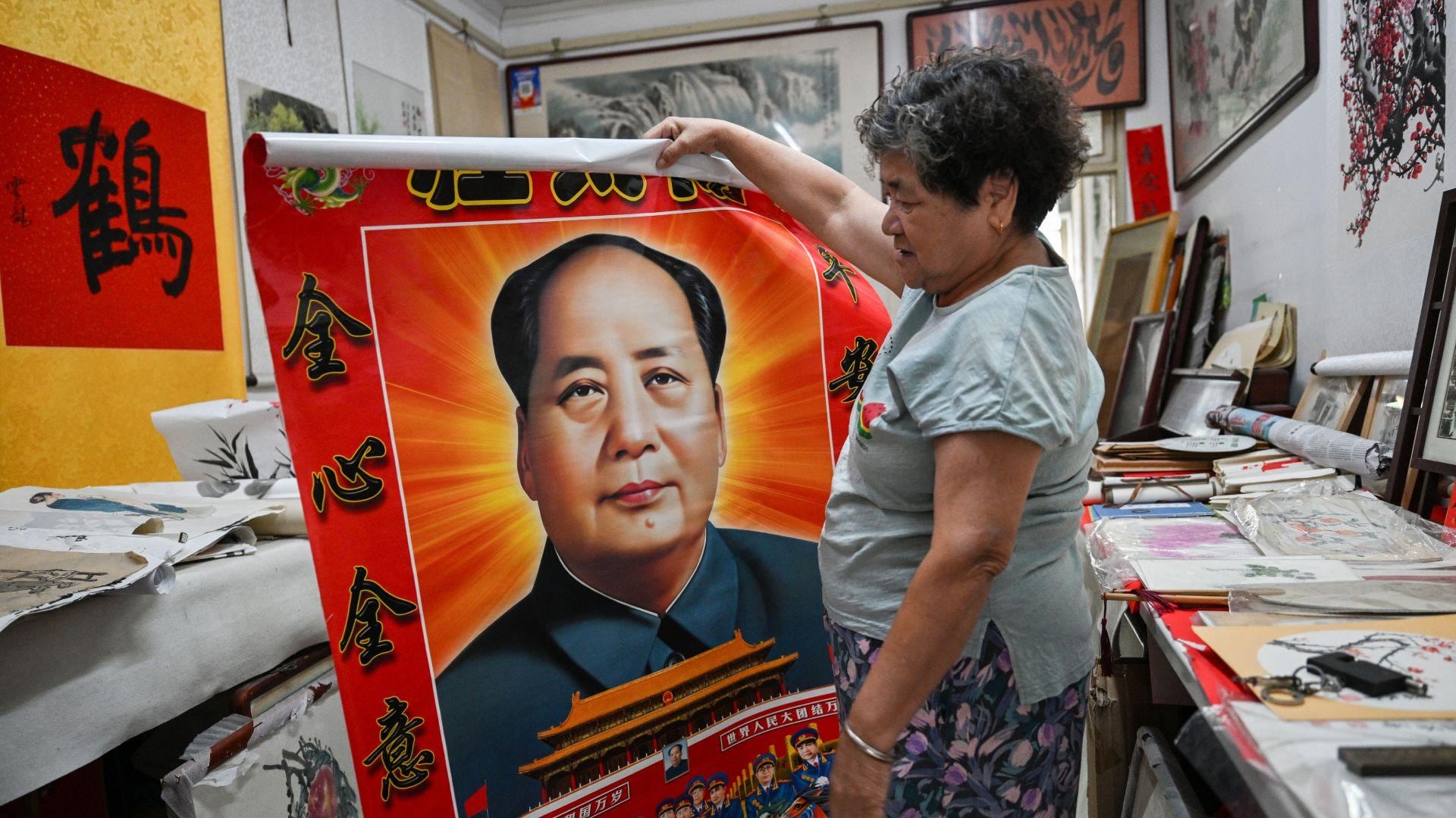 En algunas zonas turísticas se venden carteles de Mao con motivo del 50 aniversario de su muerte, que se conmemoró el 9 de septiembre.