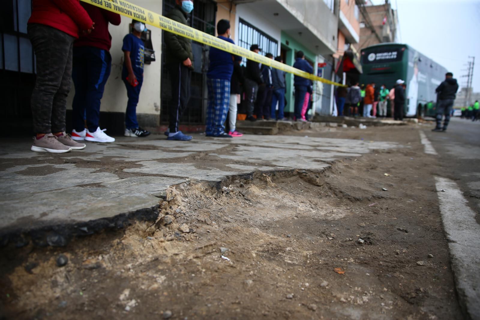 Antes de plantarse, bus de la Policía Nacional avanzó unos 50 metros encima de la vereda y destruyó todo a su paso. | Foto: Hugo Curotto