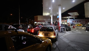 Largas colas de autos en los grifos de Lima por escasez de GNV