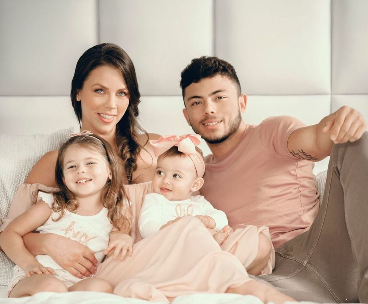 Junto a sus tres hijos: Cristan Carabias, de 19 años, fruto de su primer compromiso, y sus pequeñas Luna y Skye (Foto: Ximena Duque / Instagram)