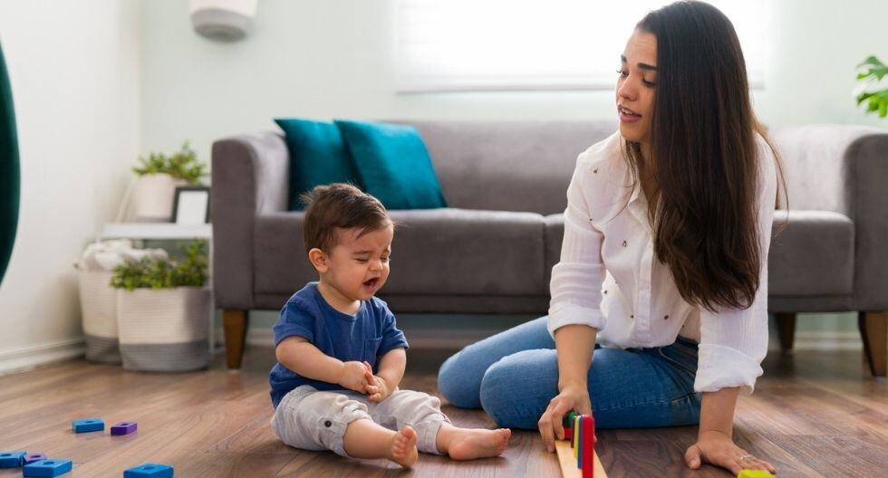 A veces los padres están tan ‘ocupados’ que no escuchan a sus hijos cuando estos les hablan. Fíjate en ese punto.