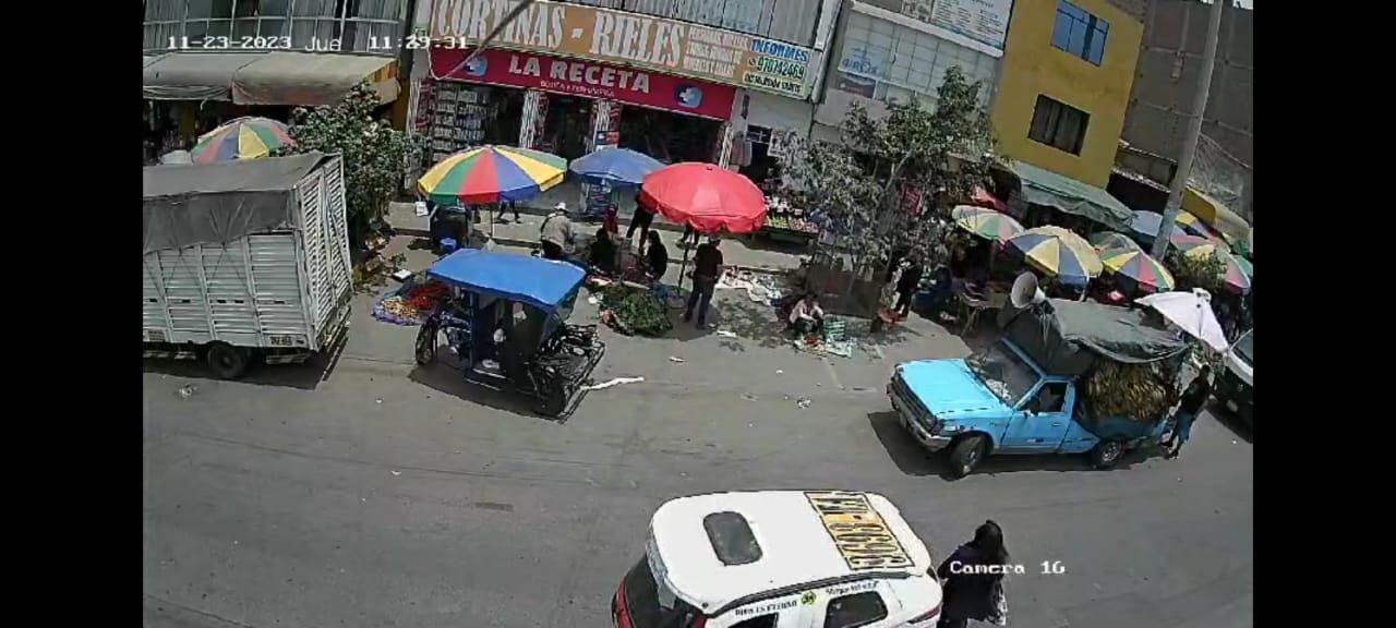 Momento en que padre e hijo desaparecen junto a una mujer.