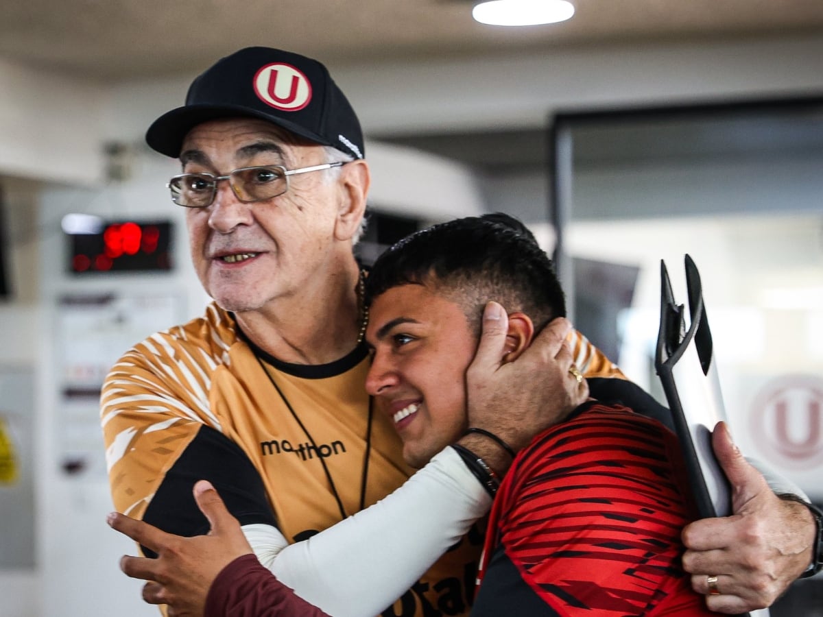 Jorge Fossati con el autor del gol contra River, Jairo Concha. (Foto: Universitario / X)