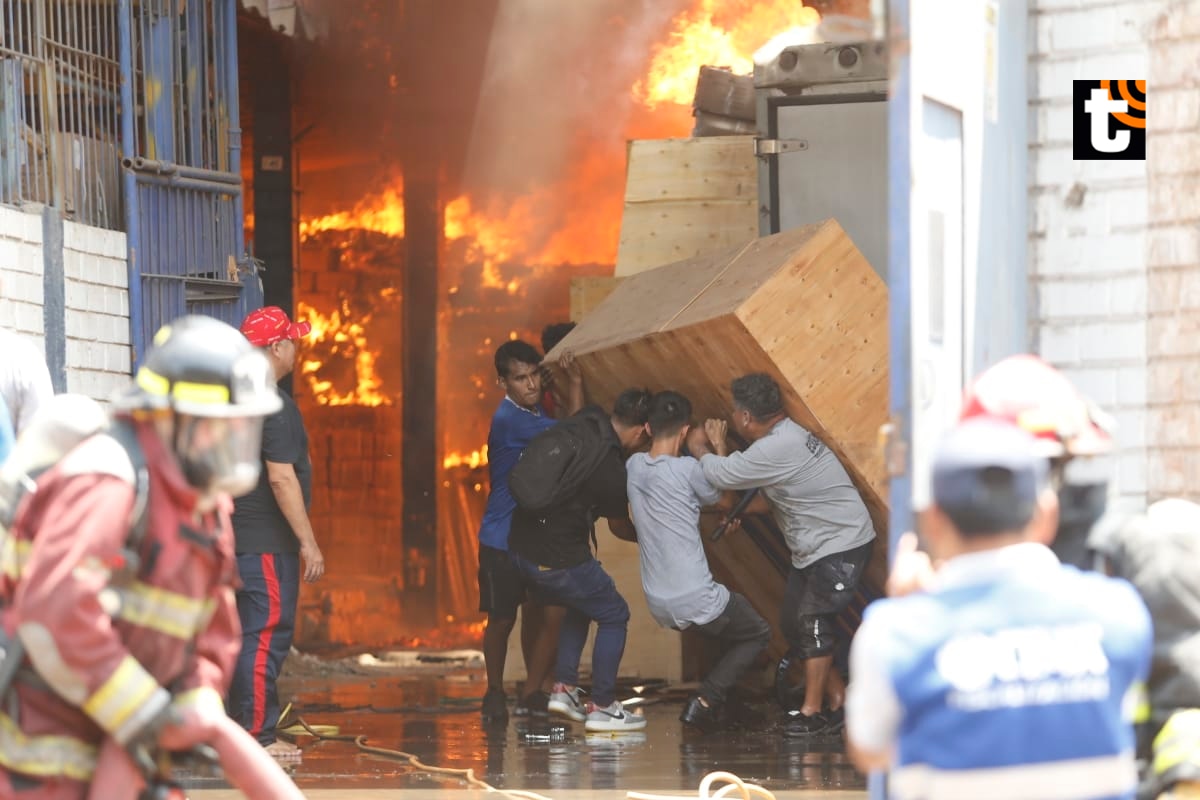 Fuerte incendio se desata en depósito de plásticos. Foto: GEC.