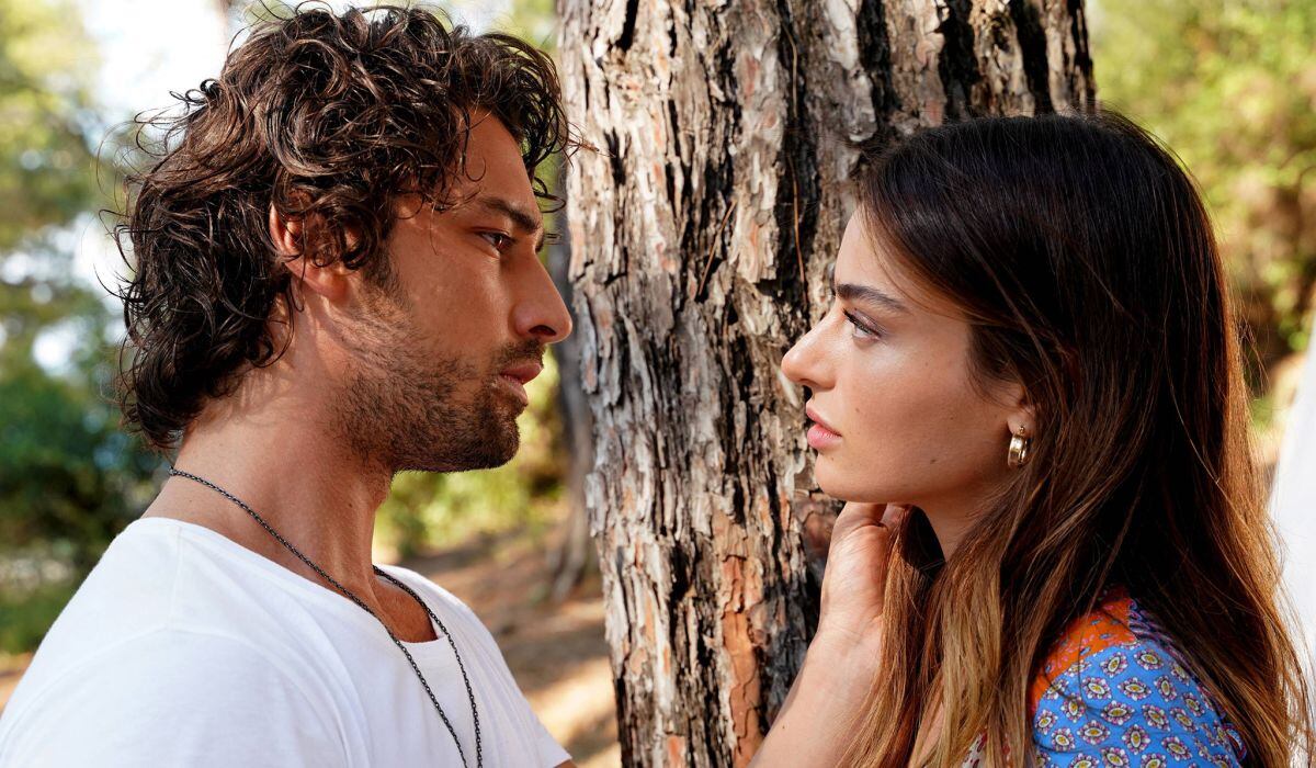 Alp Navruz y Ayça Ayşin Turan son los protagonistas de “Ada Masali: el cuento de la isla” (Foto: Ay Yapım)