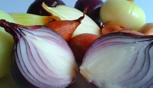 Cuál es la forma de usar la cebolla para quitar manchas de la ropa