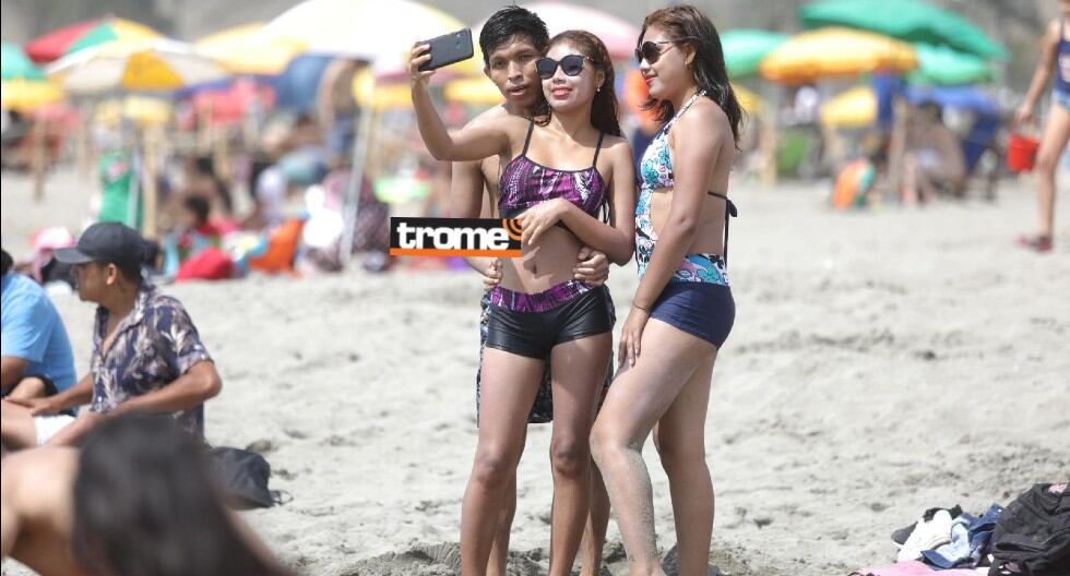 También hubo bañistas que no dejaron de tomarse selfies en la playa. (Foto: Julio Reaño / Trome)