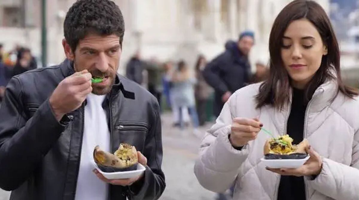 Sinan y Asya paseando y disfrutando de una comida en Estambul (Foto: Medyapim)
