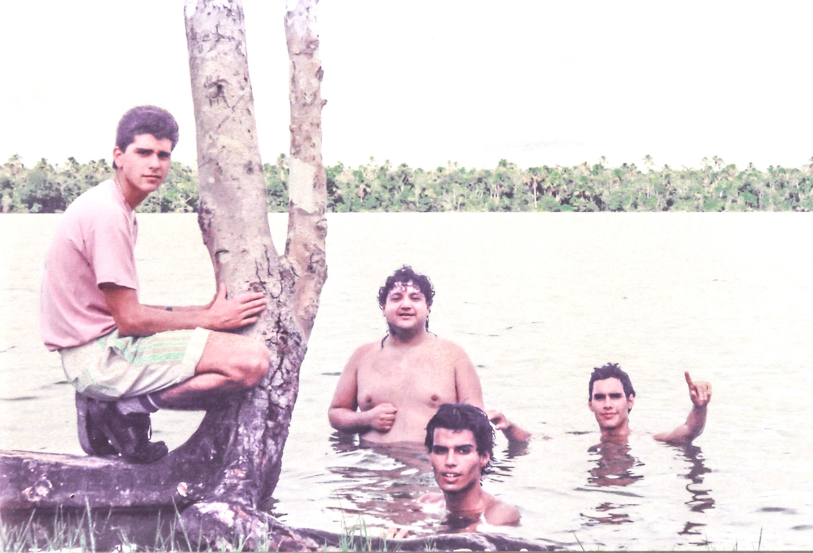 Arena Hash de visita por la selva peruana. El retrato de la banda pertenece al fotógrafo peruano Víctor Gutarra, que cuento con archivo visual importante de esos años. Hoy radica en Seattle (https://www.facebook.com/viguph ) (Foto: Víctor Gutarra).