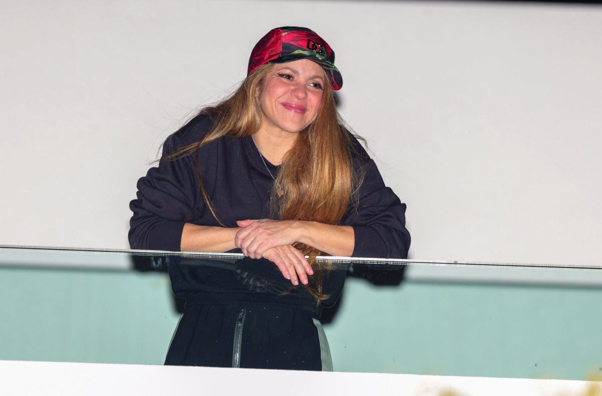 Desde el balcón de su residencia en Barcelona, Shakira salió a saludar a sus fans (Foto: G3)