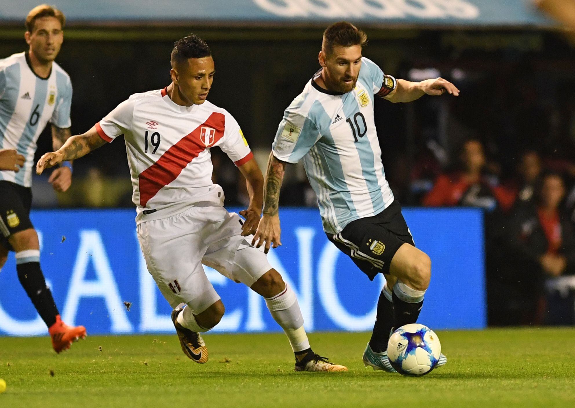Argentina's Lionel Messi and Peru's Victor Yotun vie for the ball during their 2018 World Cup football qualifier match in Buenos Aires on October 5, 2017. / AFP / EITAN ABRAMOVICH FBL-WC-2018-ARG-PER