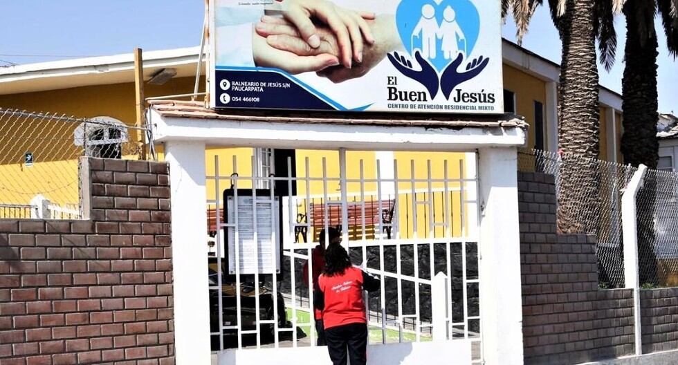 Arequipa: Las autoridades sanitarias de la Red de Salud Arequipa-Caylloma alertaron que, de 40 adultos mayores, 39 salieron positivo a la prueba rápida de descarte, mientras que 8 de 15 empleados del lugar tuvieron los mismos resultados.