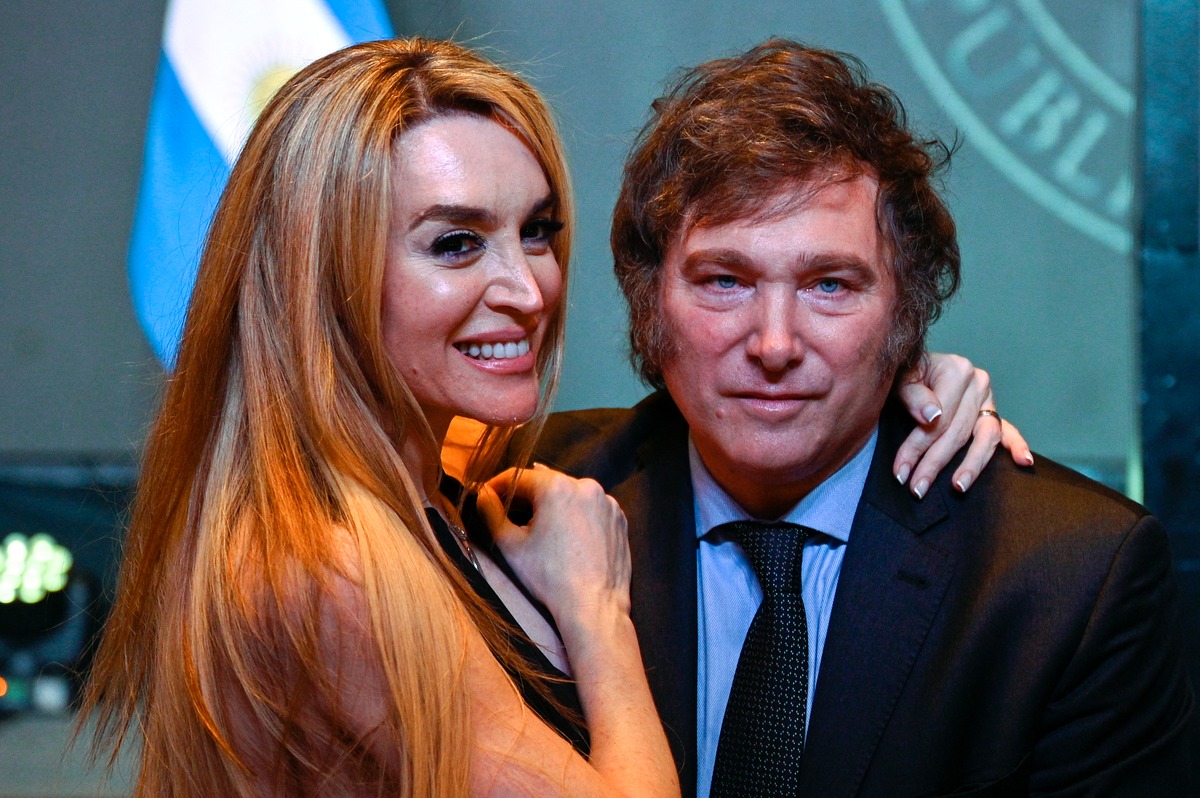 Javier Milei y Fátima Flórez. (Foto de LUIS ROBAYO / AFP).