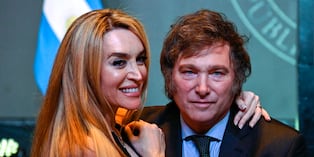 Javier Milei y Fátima Flórez. (Foto de LUIS ROBAYO / AFP).