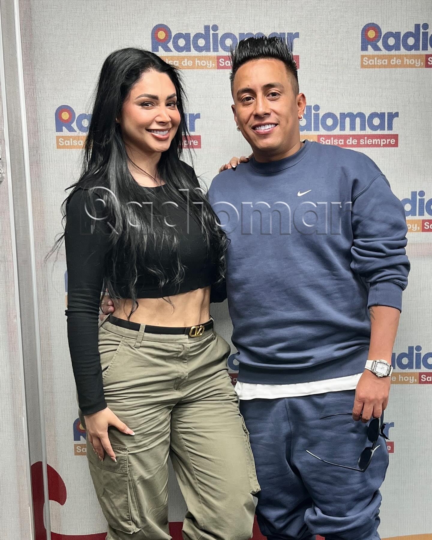 Christian Cueva y Pamela Franco tomándose de la mano en una radio local | Foto: @radiomarfm