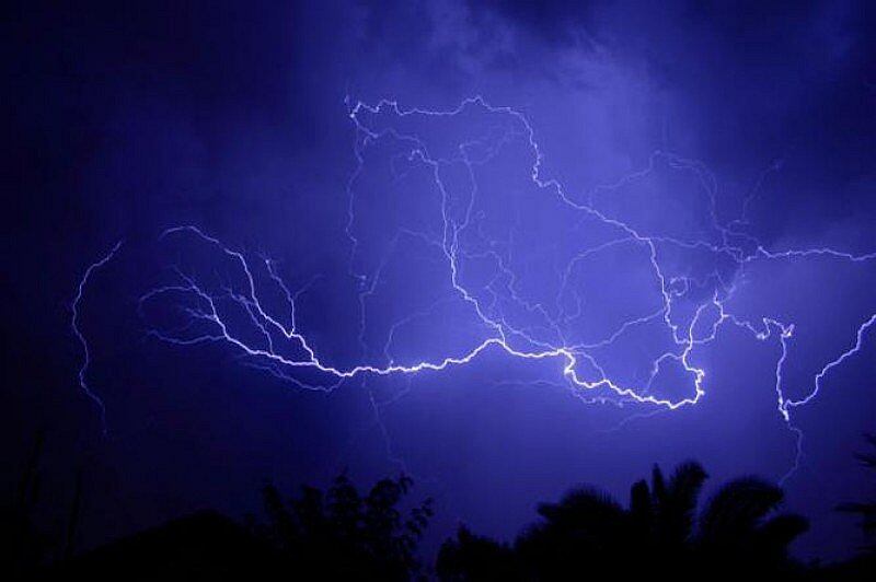 El rayo es una descarga eléctrica que se produce por fricción entre nubes o entre nubes y la Tierra. En ambos casos, debe haber diferencias de voltajes (Foto: ShutterStock)